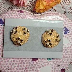Vintage Trifari Goldtone Pearl Triple Flower Clip On Earrings
